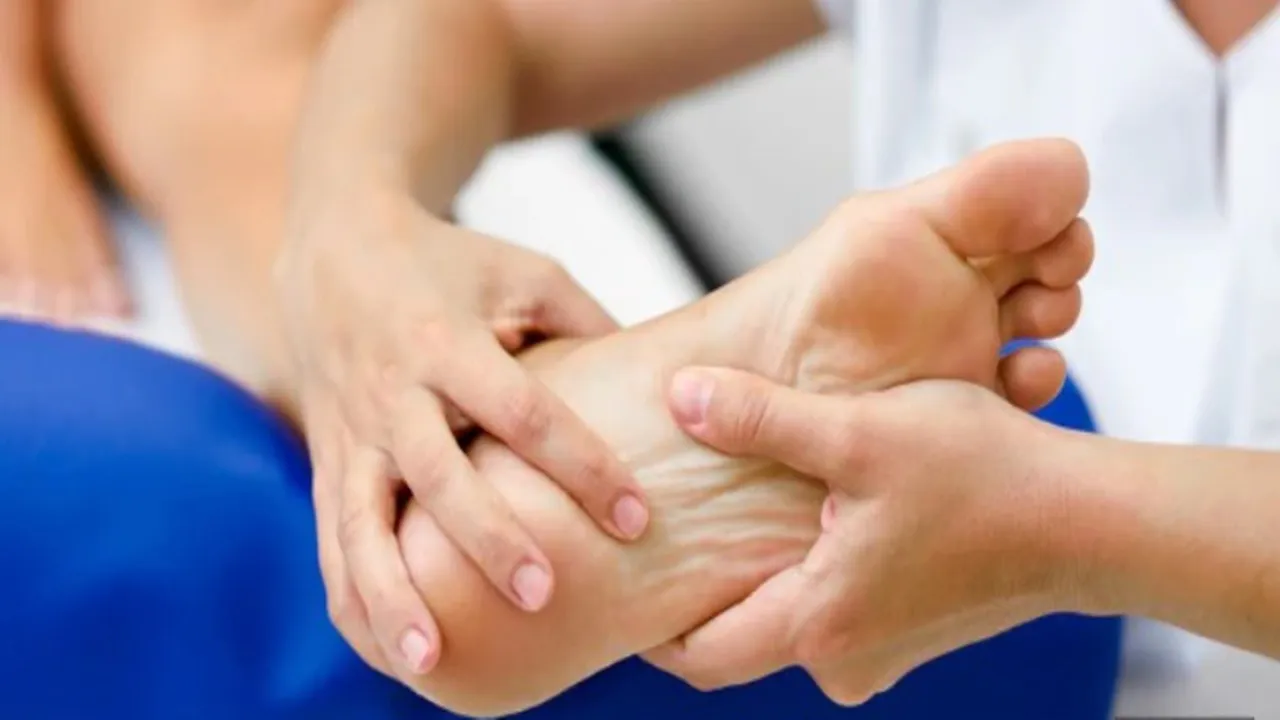 Foot Health Warning: পায়ের ব্যথায় সতর্ক থাকুন।