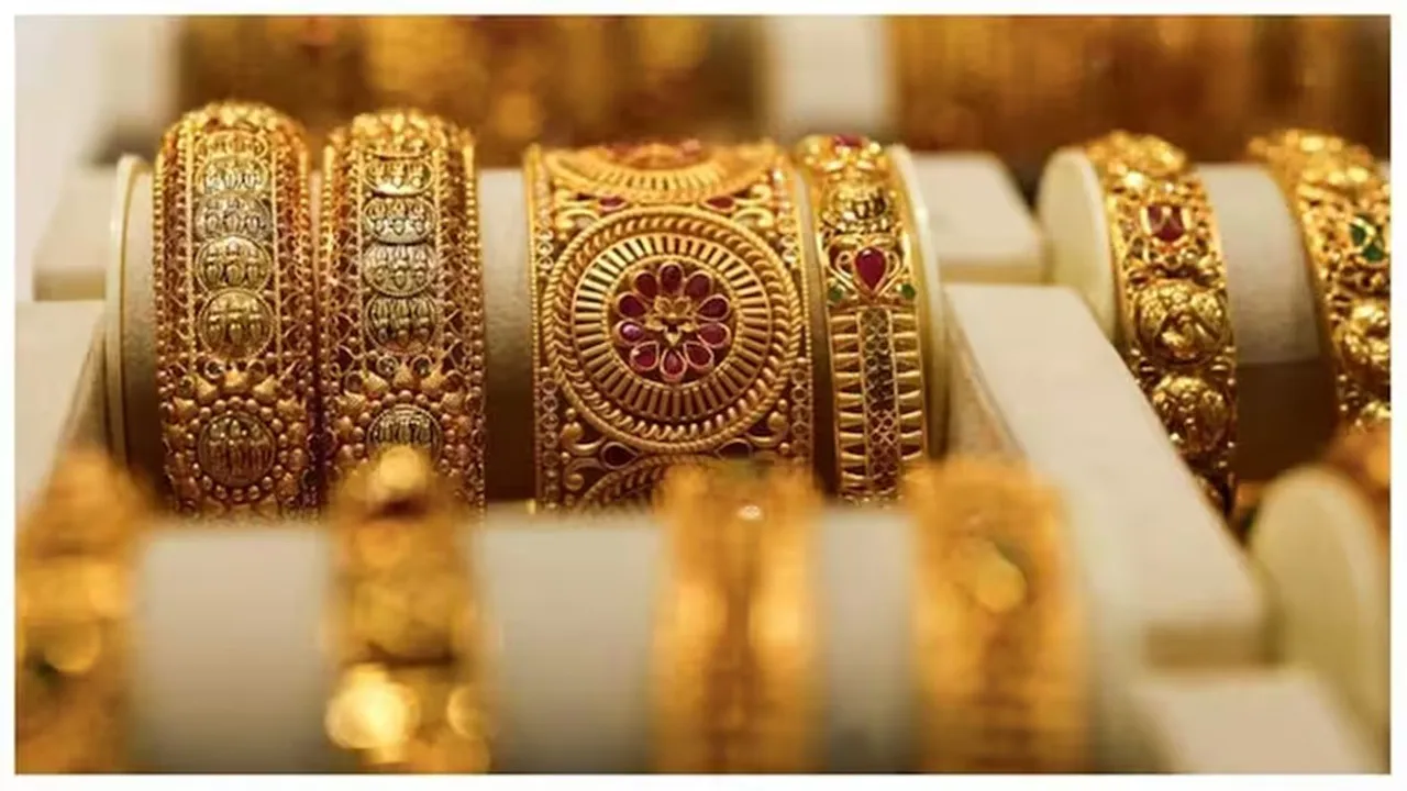 gold price India December 11 2025, 24 carat gold price, 22 carat gold price, Delhi gold rate, Mumbai gold rate, Kolkata gold price, Chennai gold price, Bangalore gold price, Hyderabad gold price, Pune gold rate, silver price India, international gold price, domestic gold market, gold price increase, silver rate update, Fed rate cut impact on gold