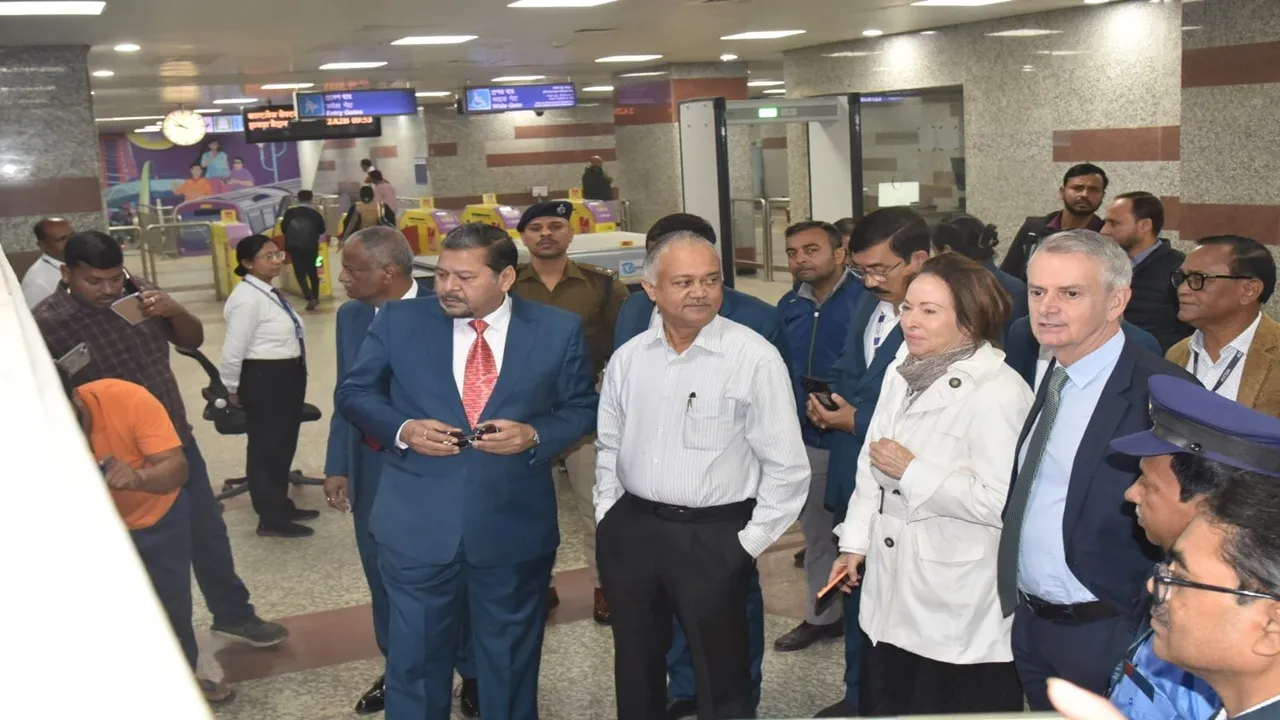 Canada High Commissioner India  ,Chris Cooter Metro Ride  ,Kolkata Underwater Metro  ,East West Metro Tunnel,  Hooghly River Metro,  Kolkata Metro Railway , Underwater Metro India,  Chris Cooter Kolkata visit,  KMRCL underwater tunnel  ,East West Metro project,কানাডার হাইকমিশনার কলকাতা,  ক্রিস কুটার আন্ডারওয়াটার মেট্রো , হুগলি নদীর তলা মেট্রো  ,ইস্ট ওয়েস্ট মেট্রো টানেল  ,কলকাতা আন্ডারওয়াটার মেট্রো , কেএমআরসিএল মেট্রো প্রকল্প,  হুগলি তলা মেট্রো যাত্রা  ,আন্ডারওয়াটার মেট্রো কলকাতা , ইস্ট–ওয়েস্ট মেট্রো ভ্রমণ,  কলকাতা মেট্রো রেলওয়ে