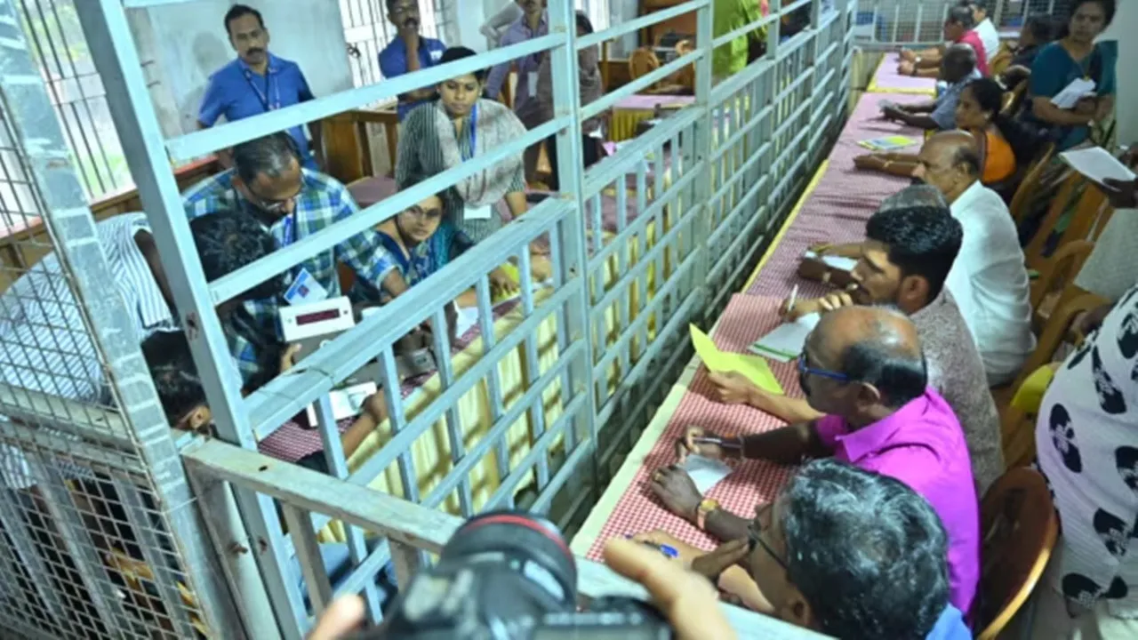 Kerala local body elections,  Kerala election results,  Vote counting Kerala  ,UDF vs LDF  ,Kerala municipal elections,  Kerala panchayat polls  ,NDA performance Kerala , Thiruvananthapuram Municipal Corporation,  Kerala politics  ,Assembly election 2026 Kerala,কেরল স্থানীয় নির্বাচন  ,কেরল ভোটগণনা,  কেরল পৌরসভা নির্বাচন  ,ইউডিএফ বনাম এলডিএফ,  কেরল পঞ্চায়েত ভোট  ,এনডিএর ফলাফল  ,তিরুবনন্তপুরম পুরনিগম  ,কেরল রাজনীতি  ,২০২৬ বিধানসভা নির্বাচন,  স্থানীয় সংস্থার নির্বাচন