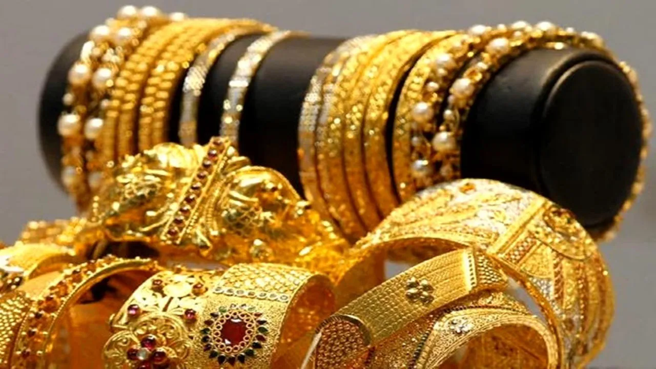 Gold price today India,  Silver price today India,  MCX gold silver updates,  Gold price rise December 2025  ,Silver market news India,  Bullion market India,  Gold record price India,  Silver record price India,  Commodity market updates,  Fed rate cut impact gold,আজকের সোনার দাম,  আজকের রূপার দাম,  MCX সোনা-রূপা আপডেট,  স্বর্ণের দাম বৃদ্ধি,  রূপার দাম লাফ  ,বুলিয়ন বাজার খবর  ,ভারতীয় বাজারে সোনা-রূপা,  Fed rate cut প্রভাব , আন্তর্জাতিক স্বর্ণ বাজার  ,ডিসেম্বর ২০২৫ সোনা-রূপা