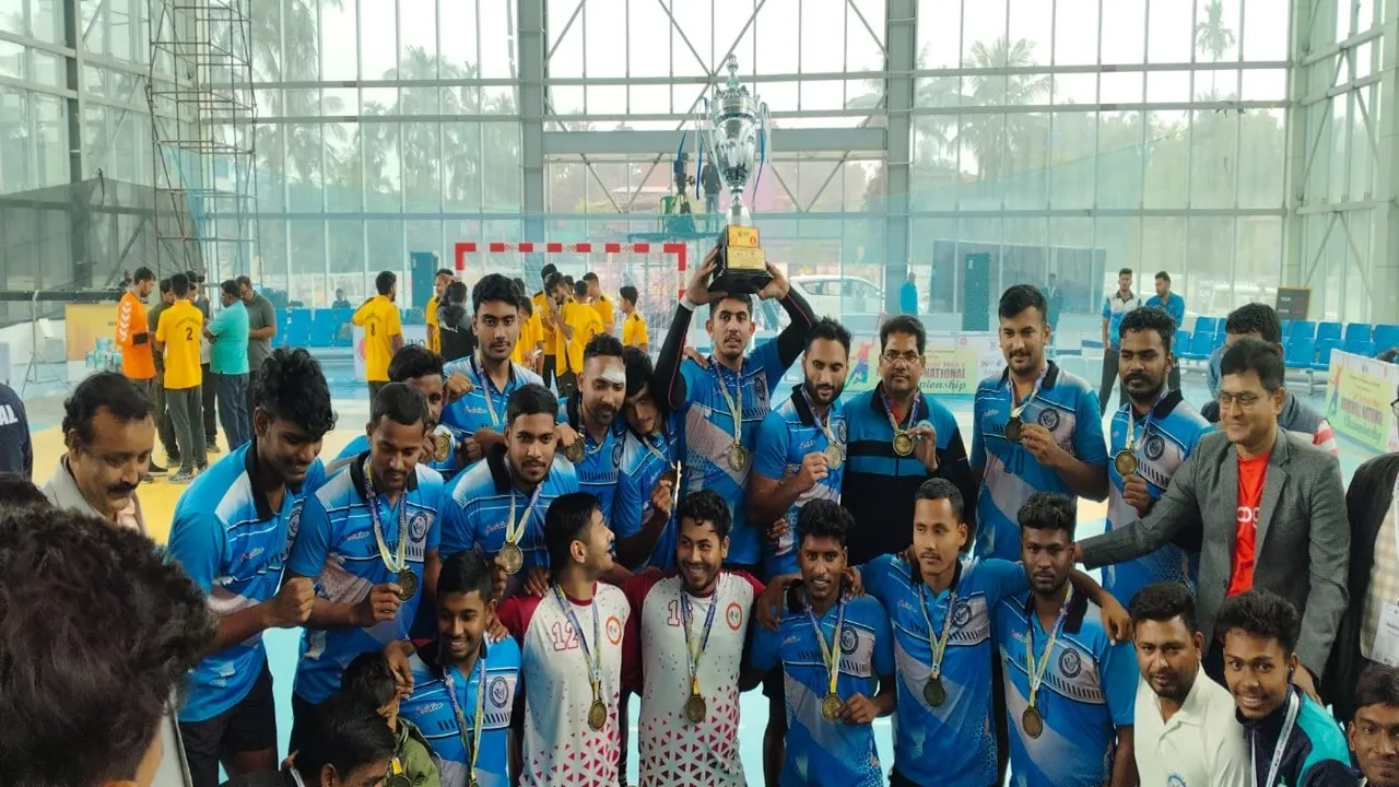 বাংলা ন্যাশনাল হ্যান্ডবল চ্যাম্পিয়ন, ন্যাশনাল হ্যান্ডবল চ্যাম্পিয়নশিপ ২০২৫, বাংলা হ্যান্ডবল দল চ্যাম্পিয়ন, চুঁচুড়া নেতাজি সুভাষ স্পোর্টস এরিনা, শোভনদেব চট্টোপাধ্যায় পুরস্কার প্রদান, সত্যম রায় চৌধুরী টেকনো ইন্ডিয়া, বাংলা বনাম চন্ডীগড় হ্যান্ডবল ফাইনাল, দেবাশিষ কর্মকার বাংলা অধিনায়ক, ফিরোজ আহমেদ হ্যান্ডবল কোচ, ৫৪তম ন্যাশনাল হ্যান্ডবল চ্যাম্পিয়নশিপ, বাংলা প্রথমবার হ্যান্ডবল চ্যাম্পিয়ন, পশ্চিমবঙ্গ হ্যান্ডবল খবর