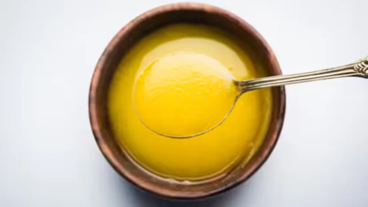 Empty Stomach Ghee Water: খালি পেটে খান ঘি।