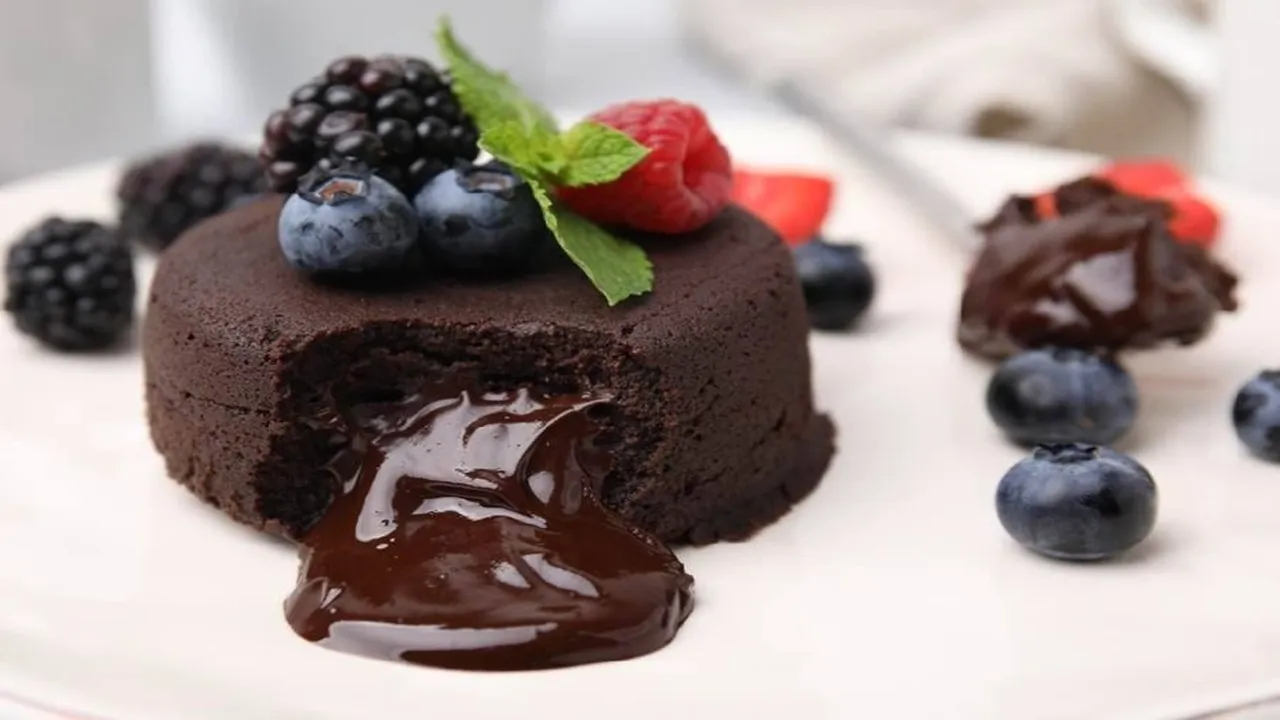 Chocolate Lava Cake: চকো লাভা কেক।