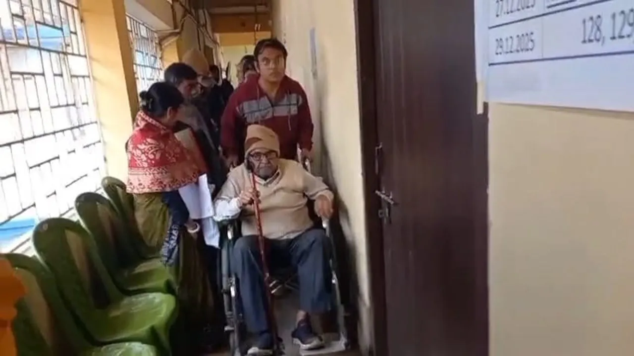 SIR hearing West Bengal, Special Intensive Revision SIR, Katwa SIR hearing, Election Commission SIR rules, elderly voter SIR hearing, wheelchair voter Katwa, Katwa Sub Divisional Officer office hearing, ex army personnel voter issue, Bimalacharan Pathak Katwa, voter list revision controversy, West Bengal voter list update, ERO BLO hearing issue, 85 plus voter hearing rule, Election Commission guideline violation, Trinamool Congress reaction SIR, Rabindranath Chatterjee statement, BJP reaction SIR hearing, Jitendranath Dakal BJP, Katwa Assembly voter news, Purba Bardhaman election news, unmapped voters SIR, voter mapping issue BLO app, SIR hearing till January 9, West Bengal election latest news, আজকের পশ্চিমবঙ্গের খবর, কাটোয়া ভোটার তালিকা শুনানি, নির্বাচন কমিশনের নিয়ম বিতর্ক