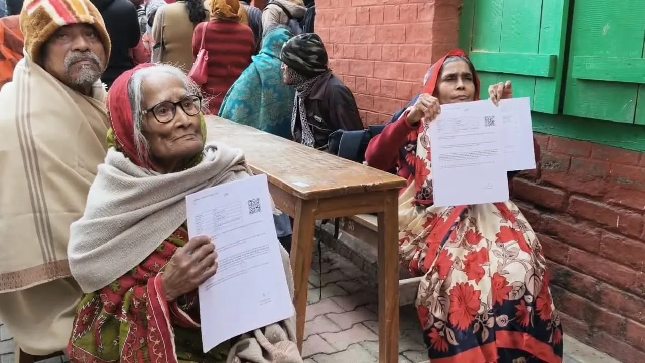 Malda SIR hearing  ,SIR hearing West Bengal,  Voter list correction hearing  ,Malda district school SIR center,  Infrastructure issues in SIR hearing,  Elderly voters harassment,  Disabled voter hearing issue,  Bengal voter list controversy,  SIR verification process,  Englishbazar SIR center,মালদা এসআইআর শুনানি  ,এসআইআর ত্রুটি সংক্রান্ত শুনানি  ,ভোটার তালিকা সংশোধন  ,মালদা জেলা স্কুল এসআইআর কেন্দ্র , ইংরেজবাজার এসআইআর কেন্দ্র,  এসআইআর কেন্দ্রে অব্যবস্থা  ,প্রবীণ ও অসুস্থদের দুর্ভোগ , ভোটার তালিকা থেকে নাম বাদ  ,মালদা রাজনৈতিক বিতর্ক,  এসআইআর শুনানি নিয়ে অভিযোগ