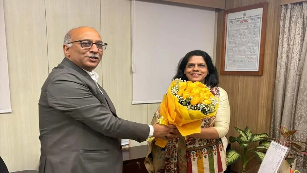 First Woman Chief Secretary: নবান্নে নন্দিনী চক্রবর্তীকে শুভেচ্ছা জানাচ্ছেন মনোজ পন্থ।