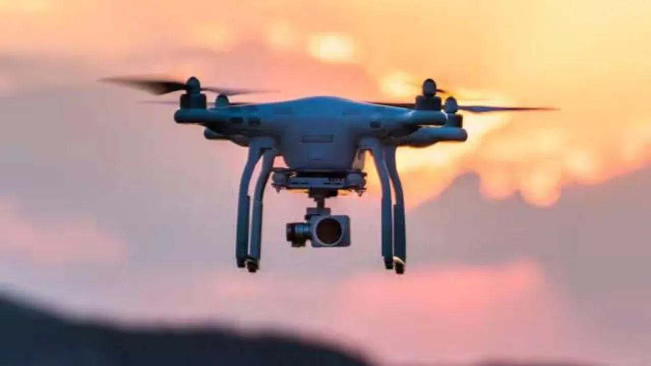 পাকিস্তানি ড্রোন, পুঞ্চে ড্রোন অনুপ্রবেশ, Jammu Kashmir drone alert, নববর্ষে ড্রোন তৎপরতা, LOC drone activity, ভারত-পাক সীমান্ত, Indian Army search operation, জম্মু কাশ্মীর নিরাপত্তা, ড্রোনে অস্ত্র মাদক, Samba drone sighting
