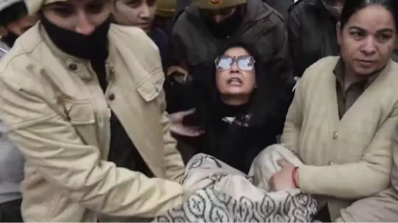 Mahua Moitra detained, TMC MPs protest Delhi, Amit Shah office protest, ED raid I-PAC, I-PAC Kolkata ED raid, Trinamool Congress protest, Derek O’Brien detained, Kirti Azad statement, Satabdi Roy reaction, ED misuse allegations, central agency misuse, BJP vs TMC conflict, Bengal political news today, West Bengal elections news, opposition protest India, Delhi Police detain MPs, ED raids controversy, Mamata Banerjee I-PAC, Bengal breaking political news, India political protest news