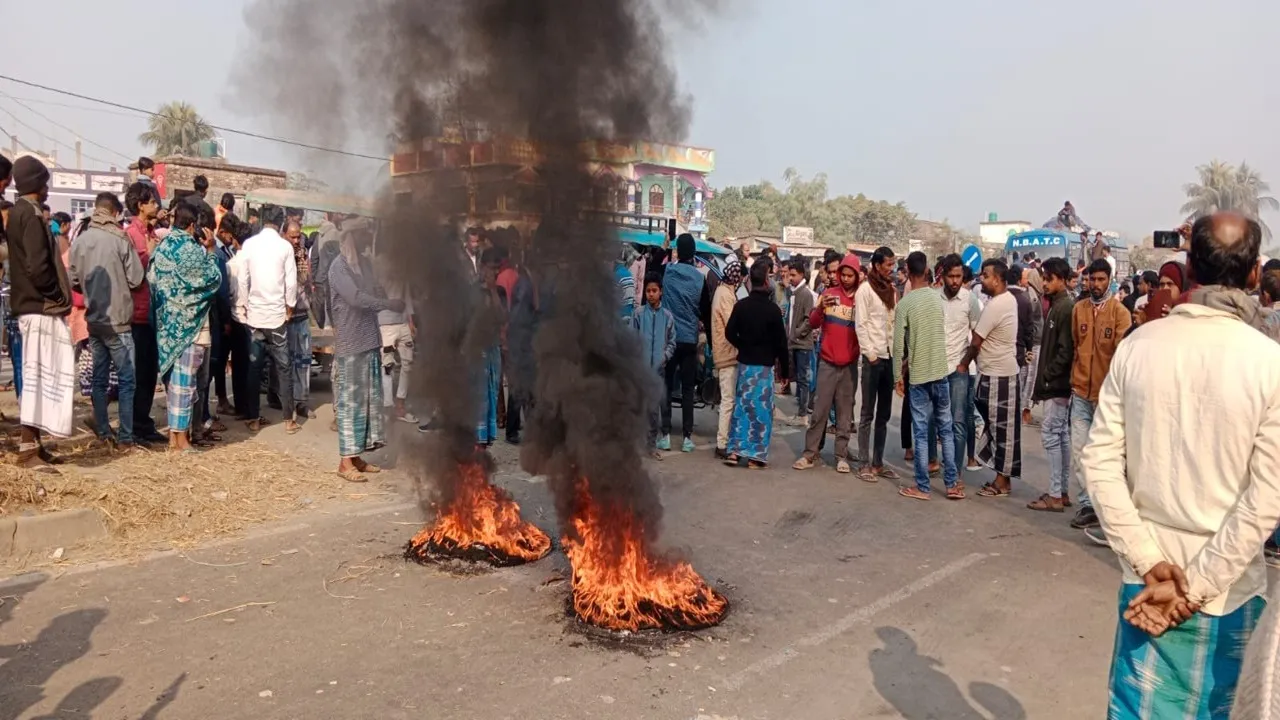 Murshidabad Migrant Worker Death,	মুর্শিদাবাদ পরিযায়ী শ্রমিক মৃত্যু, Beldanga Road Blockade,বেলডাঙ্গা পথ অবরোধ, Jharkhand Lynching Allegation,ঝাড়খণ্ডে পিটিয়ে খুনের অভিযোগ, National Highway 12 Protest,১২ নম্বর জাতীয় সড়ক বিক্ষোভ, Shialdah-Lalgola Train Service,শিয়ালদহ-লালগোলা ট্রেন চলাচল, Migrant Worker Safety Issues,পরিযায়ী শ্রমিক নিরাপত্তা, Beldanga News Today Live,বেলডাঙ্গা আজকের তাজা খবর, Sujapur Kumarpur Beldanga	,সুজাপুর কুমারপুর বেলডাঙ্গা, West Bengal Laborer Killed Jharkhand,ঝাড়খণ্ডে বাংলার শ্রমিক খুন, Tyres Burnt on Highway,জাতীয় সড়কে টায়ার জ্বালিয়ে বিক্ষোভ