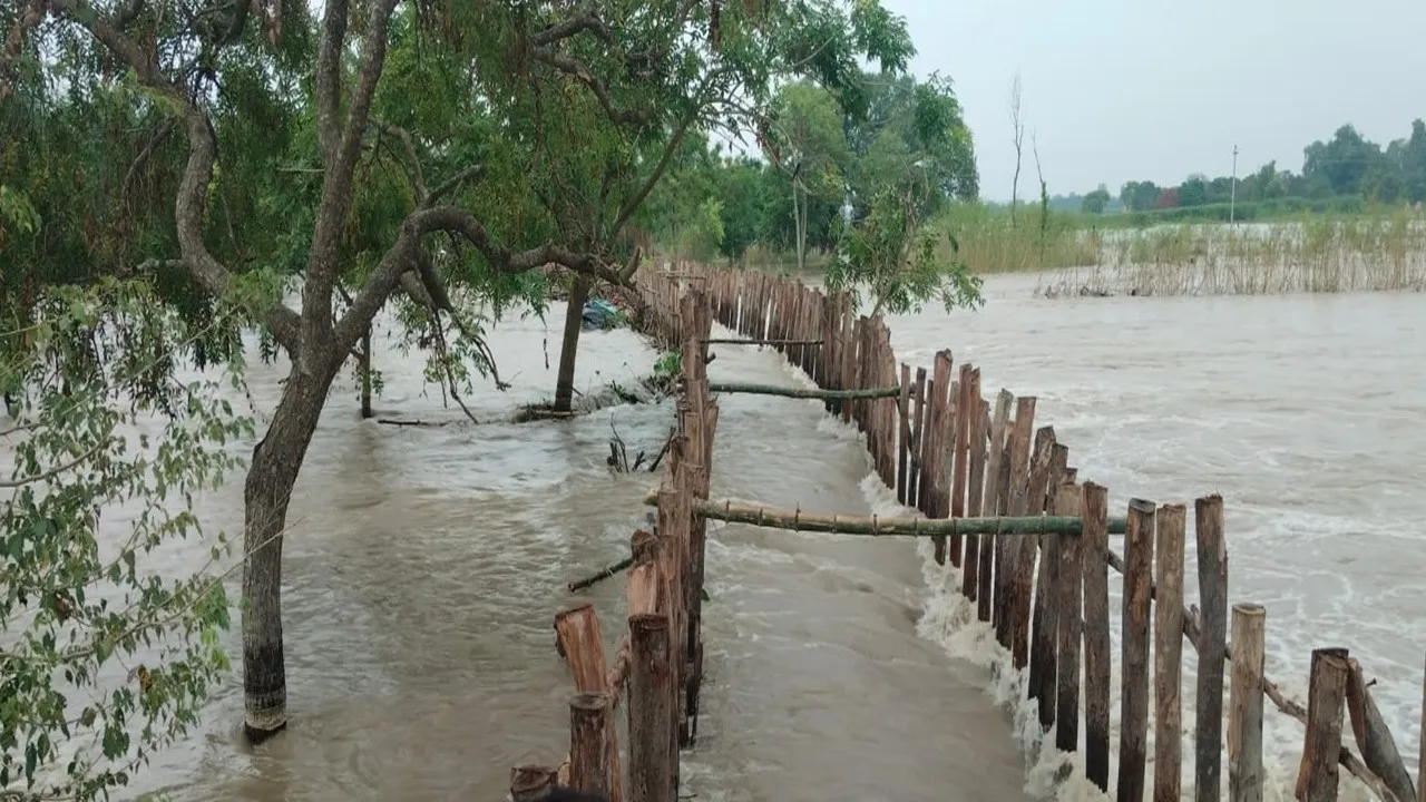Bhutnir Kata bandh, Ganga river erosion, Malda Manikchak, South Chandipur erosion, Bhutni flood affected families, irrigation department tender, bundh construction controversy, contractor corruption allegation, Sabina Yasmin irrigation minister, Malda district news, West Bengal flood erosion, BJP Gourchandra Mondal, Bhutni bandh protest