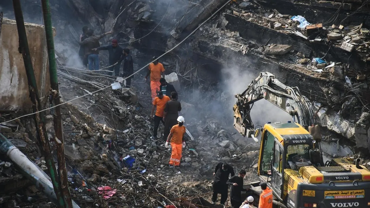 Pakistan fire news, Karachi Gul Plaza fire, Pakistan shopping mall fire, Karachi fire tragedy, Gul Plaza fire update, Pakistan fire death toll, Dubai Crockery shop fire, Sindh fire incident, Karachi rescue operation, Pakistan news Bengali