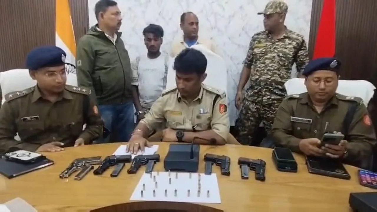 Malda police, illegal arms seizure, Jharkhand arms smuggler, Kaliacchak police, Char Babupur Ganga, seven mm pistol recovery, arms trafficking Malda, Malda SP Abhijit Bandyopadhyay, river route arms smuggling, West Bengal crime news