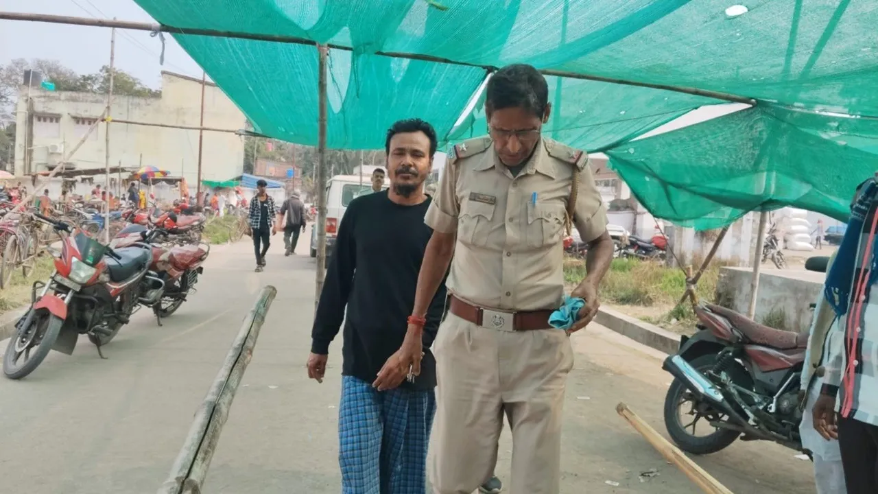 Hingalganj News  ,Basirhat Jail  ,Prisoner Hearing  ,Handcuffed Prisoner  ,West Bengal Police,  Hasnabad Crime News  ,North 24 Parganas,হিঙ্গলগঞ্জ সংবাদ,  বসিরহাট জেল  ,বন্দি নাসিরউদ্দিন,  হাসনাবাদ থানা  ,বন্দি শুনানি,  হাতে হাতকড়া  ,পুলিশি নিরাপত্তা  ,উত্তর ২৪ পরগনা সংবাদ