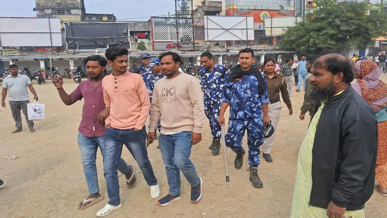 Malda District School clash, SIR hearing violence, English Bazar news, Malda political clash, Asif Iqbal Congress member,West Bengal news, police inaction allegation, Jadupur-1 Gram Panchayat, Norhatta Gram Panchayat, Budhia voters, election hearing violence,মালদা জেলা স্কুল সংঘর্ষ, এসআইআর শুনানি উত্তেজনা, ইংরেজবাজার থানা, কংগ্রেস সদস্য আক্রান্ত, মালদা নিউজ,যদুপুর ১ গ্রাম পঞ্চায়েত, নরহাট্টা গ্রাম পঞ্চায়েত, আসিফ ইকবাল, পুলিশের নিষ্ক্রিয়তা, বুধিয়া ভোটার, রাজনৈতিক সংঘর্ষ মালদা