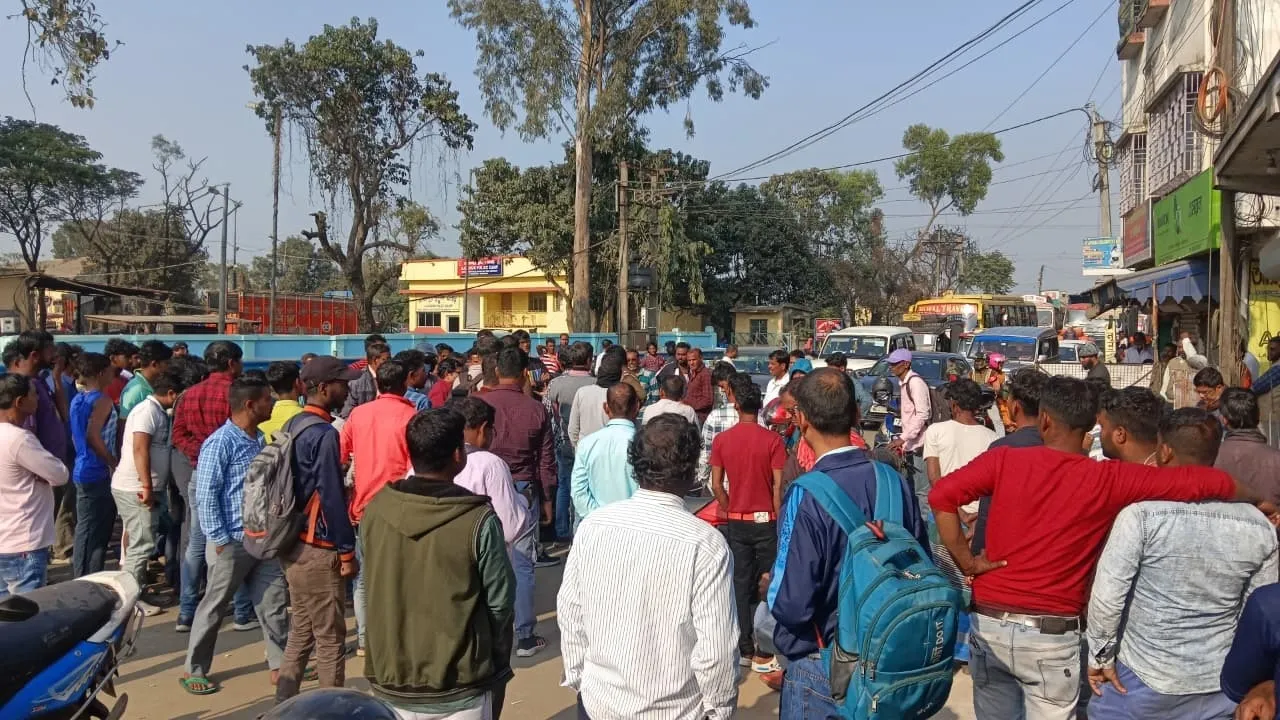 Madhyamik Examination 2026, Madhyamik Exam 2026, School Inspector vs Teachers, Ajhapur High School, Jamalpur, Purba Bardhaman News, Exam Center Clash, Prashanta Kabiraj, Asim Biswas, West Bengal Education News, Teachers Protest, WBBSE, Road Blockade, Police Intervention,মাধ্যমিক পরীক্ষা, স্কুল পরিদর্শক, শিক্ষকদের মারামারি, জামালপুর, পূর্ব বর্ধমান, আঝাপুর উচ্চ বিদ্যালয়, প্রশান্ত কবিরাজ, অসীম বিশ্বাস, পরীক্ষা কেন্দ্রে বিশৃঙ্খলা, পথ অবরোধ, শিক্ষাঙ্গনে অরাজকতা, পুলিশি তদন্ত, ব্রেকিং নিউজ