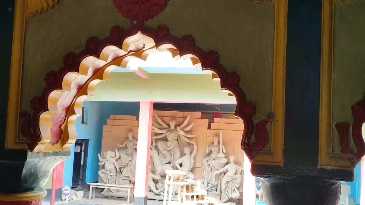 Malda's Habibpur, Roy family has a tradition of shooting Durga Puja on morning of Saptami, মালদার হবিবপুরে রায় বাড়ির দুর্গাপুজো, দুর্গাপুজো ২০২৪