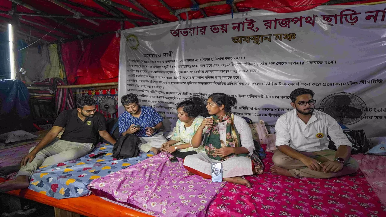 Junior Doctors Hunger Strike, kolkata police, rg kar case, kolkata news,junior doctors protest, জুনিয়র চিকিৎসকদের অনশন কর্মসূচি,কলকাতা পুলিশ,আরজি কর,জুনিয়র ডাক্তারদের বিক্ষোভ