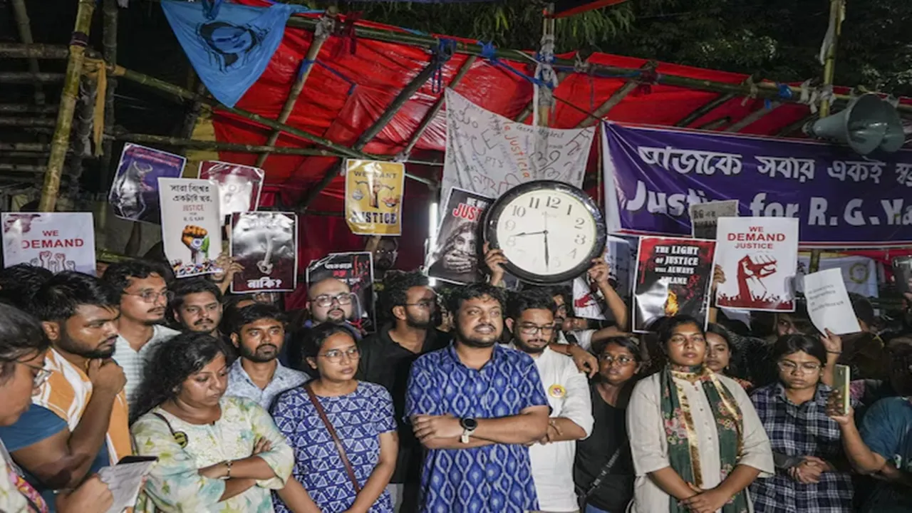 Junior Doctor's Protest, Droher Carnival, Doctor's Protest, Doctor Protest On RG Kar, Puja Carnival 2024, Durga Puja 2024, Bangla News, Latest Bangla News, News in Bangla, Bengali News, পুজো কার্নিভাল, দুর্গাপুজো কার্নিভাল, দ্রোহের কার্নিভাল