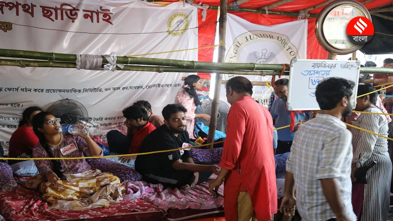 Junior Doctors Hunger Strike: ধর্মতলায় অনশন মঞ্চে আন্দোলনকারী ডাক্তাররা।