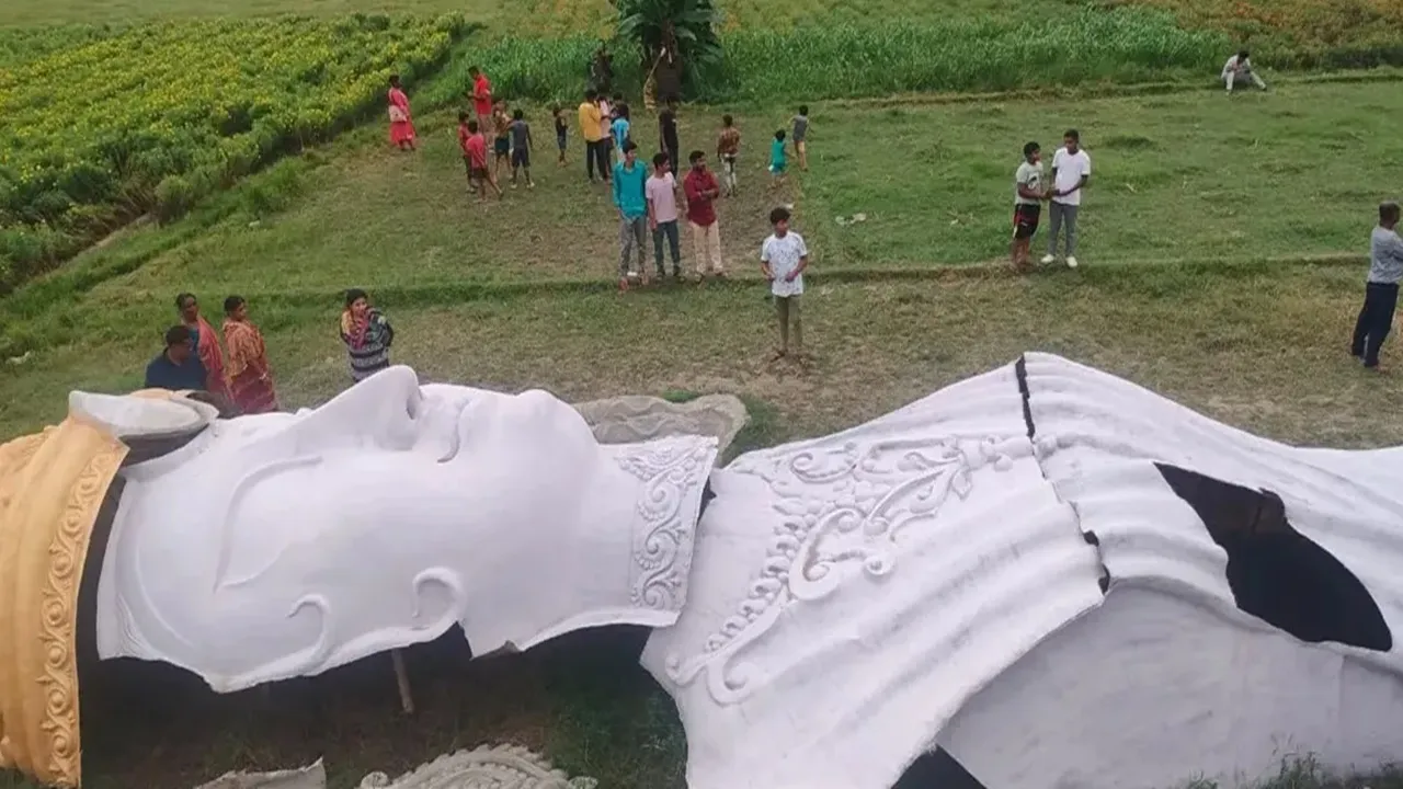 Nadia World Largest Durga, kamalpur people shaved head in protest as 112 ft durga puja cancelled,Bangla News, Latest Bangla News, নদিয়া বিশ্বের সবচেয়ে বড় দুর্গা, রানাঘাট, কামালপুর