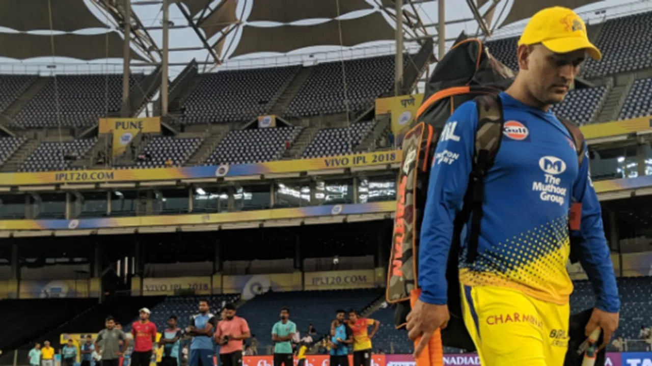 CSK fan touches MS Dhoni’s feet as he came on to bat