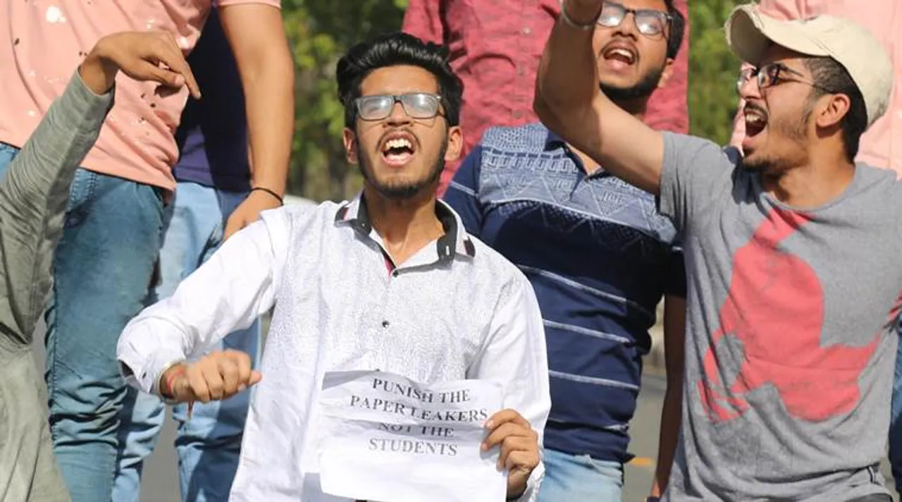সিবিএসই-র সিদ্ধান্তের প্রতিবাদে লুধিয়ানার ফিরোজপুরে প্রতিবাদে পড়ুয়ারা। ছবি গুরমীত সিং, ইন্ডিয়ান এক্সপ্রেস