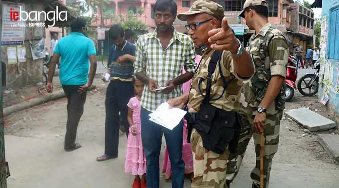 ক্লান্তিহীন কেন্দ্রীয় নিরাপত্তা বাহিনী কর্মী (ফোটো- শশী ঘোষ)