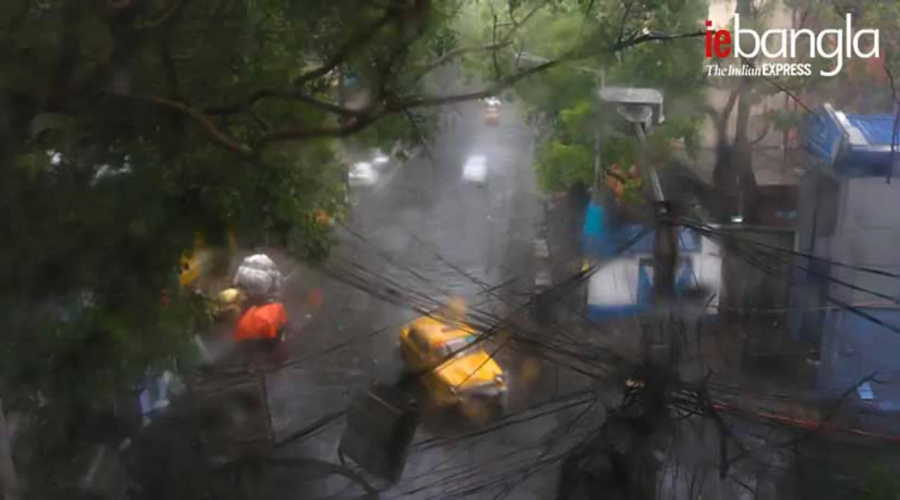heavy rain in kolkata by Express photo by: Shashi Ghosh