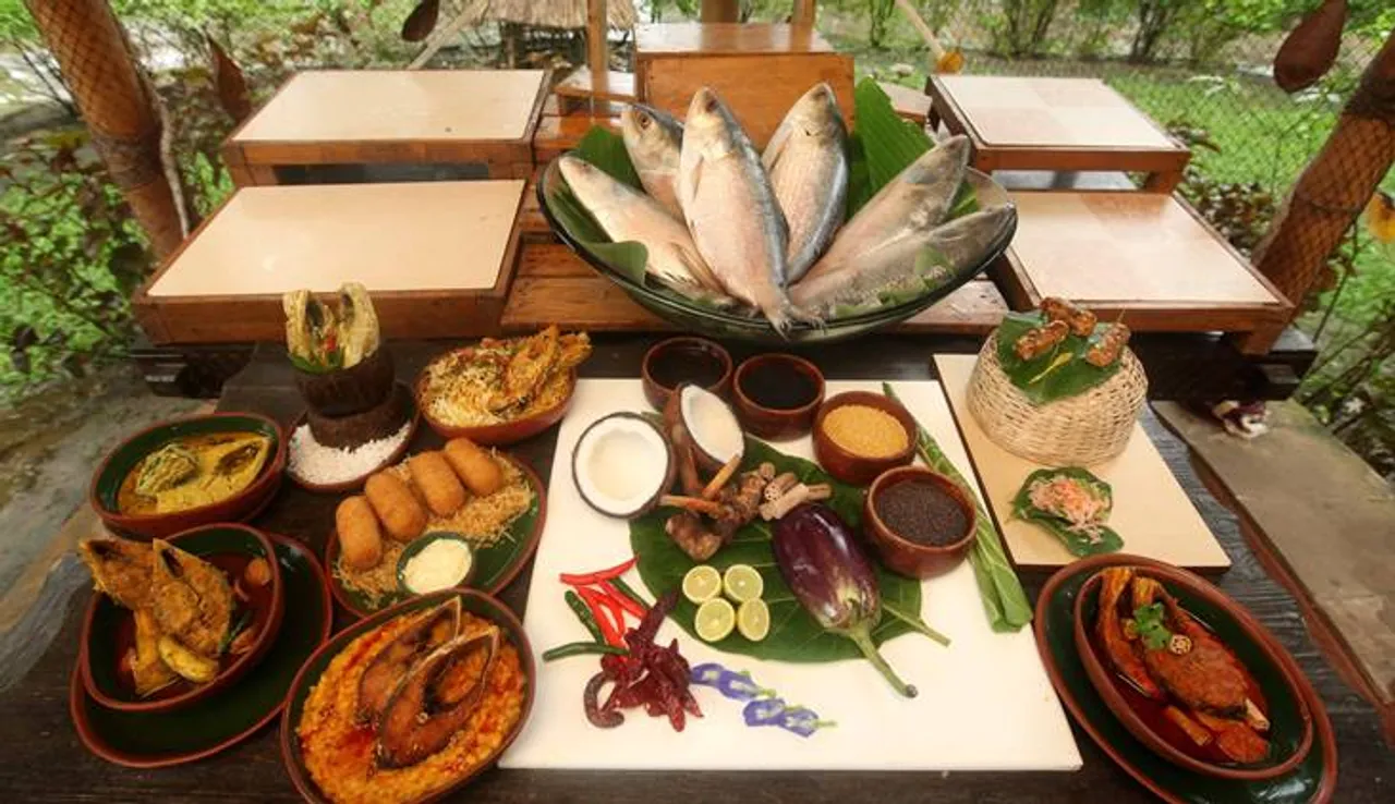 গ্রামবাংলার পরিবেশে বর্ষার এবং ইলিশের গন্ধে মেতে উঠুন