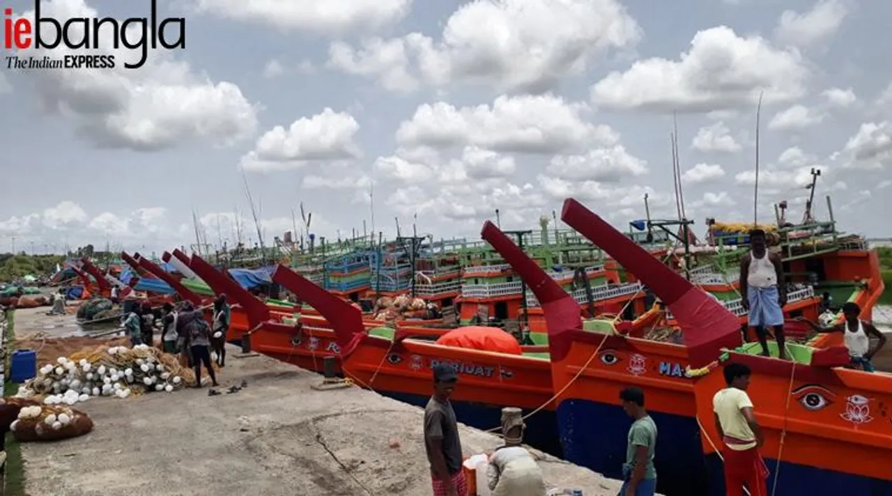 trawler drowned in deep sea kakdwip west bengal