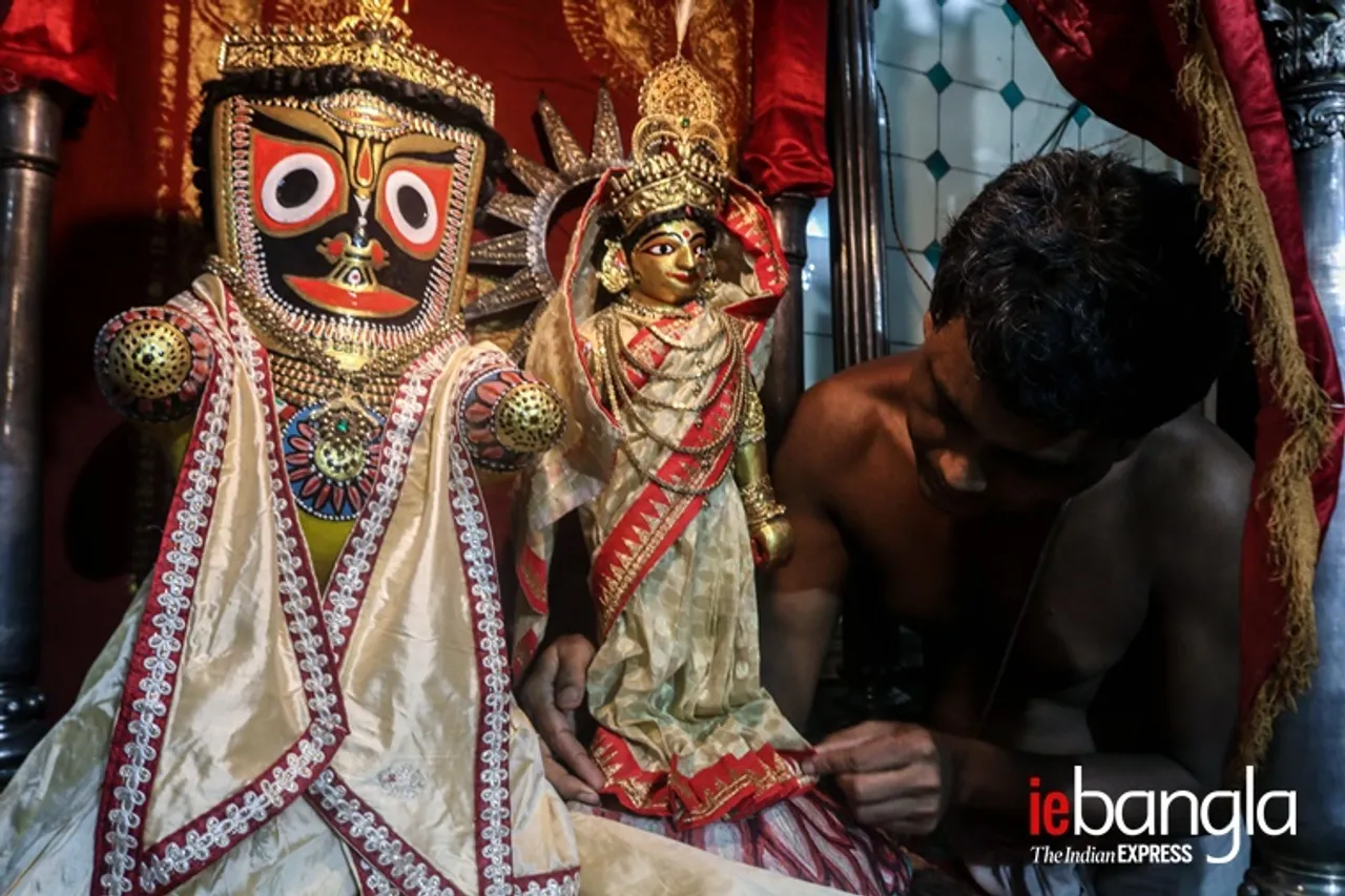 ঝুলনের আসর কলকাতার রামকানাই অধিকারীর বাড়িতে
