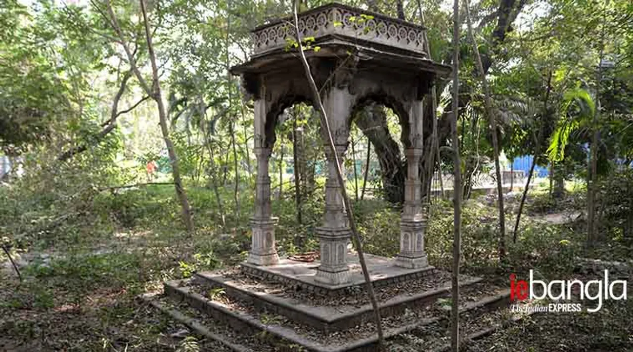 curzon park, Kolkata, Park, Dharmatala, Movie, Parashpathar, satyajit ray, Bengali, ভাষা উদ্যান, পরশপাথর, কলকাতা, সত্যজিৎ রায়, বাংলা সিনেমা, মেট্রো রেল