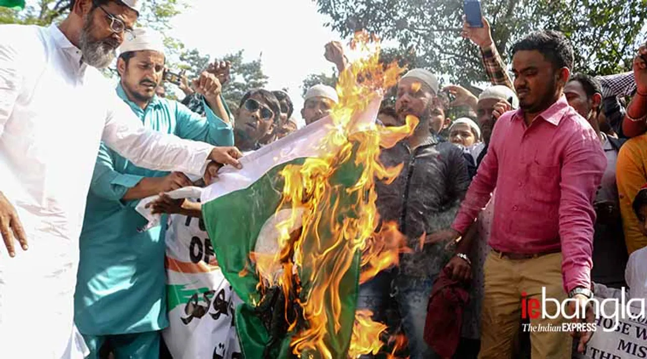 Muslims burn Pakistan flag, পাকিস্তানের পতকা, Muslim, মুসলিম, Dharmatala, ধর্মতলা, Tipu Sultan mosque, টিপু সুলতান মসজিদ
