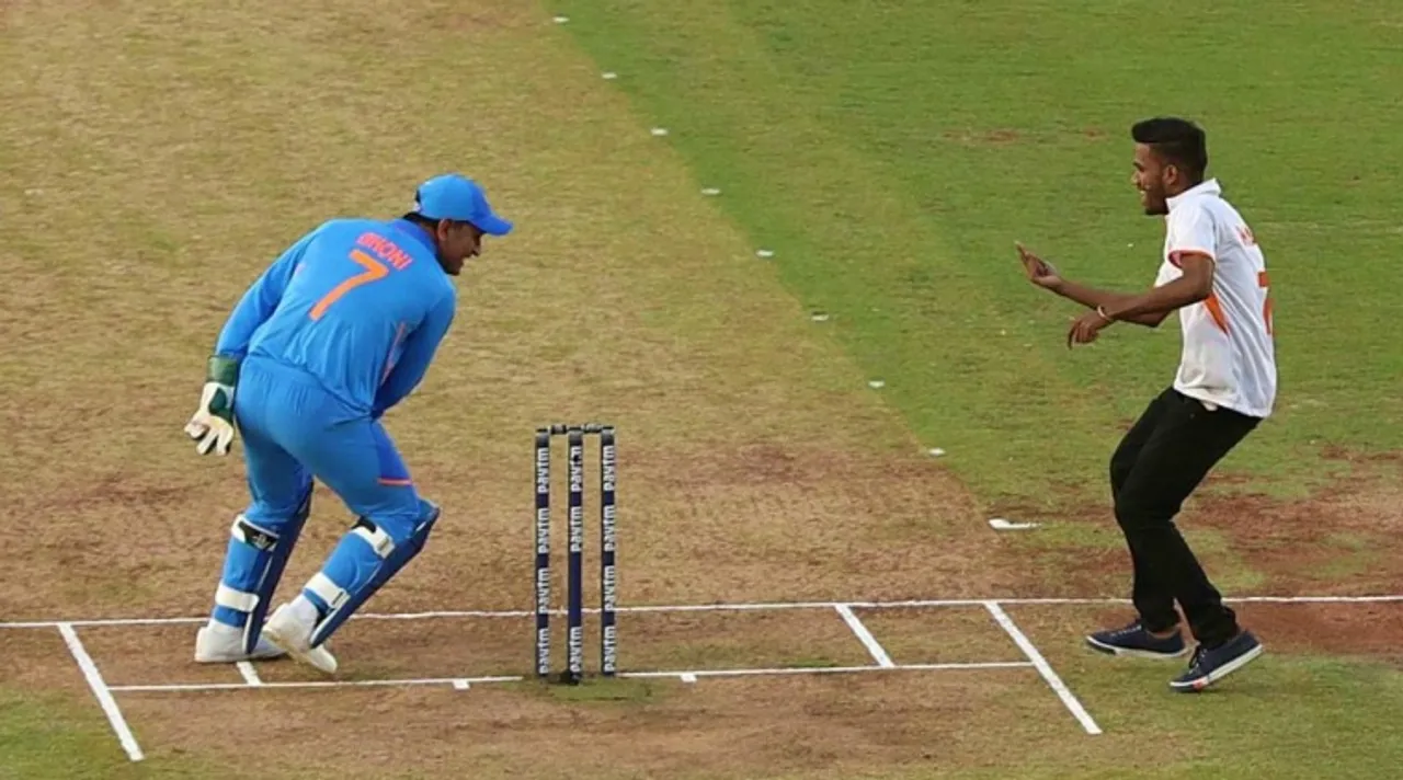 MS Dhoni plays a game with pitch invader