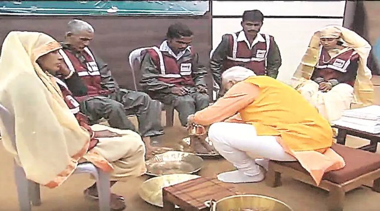 modi washes sanitation workers feet
