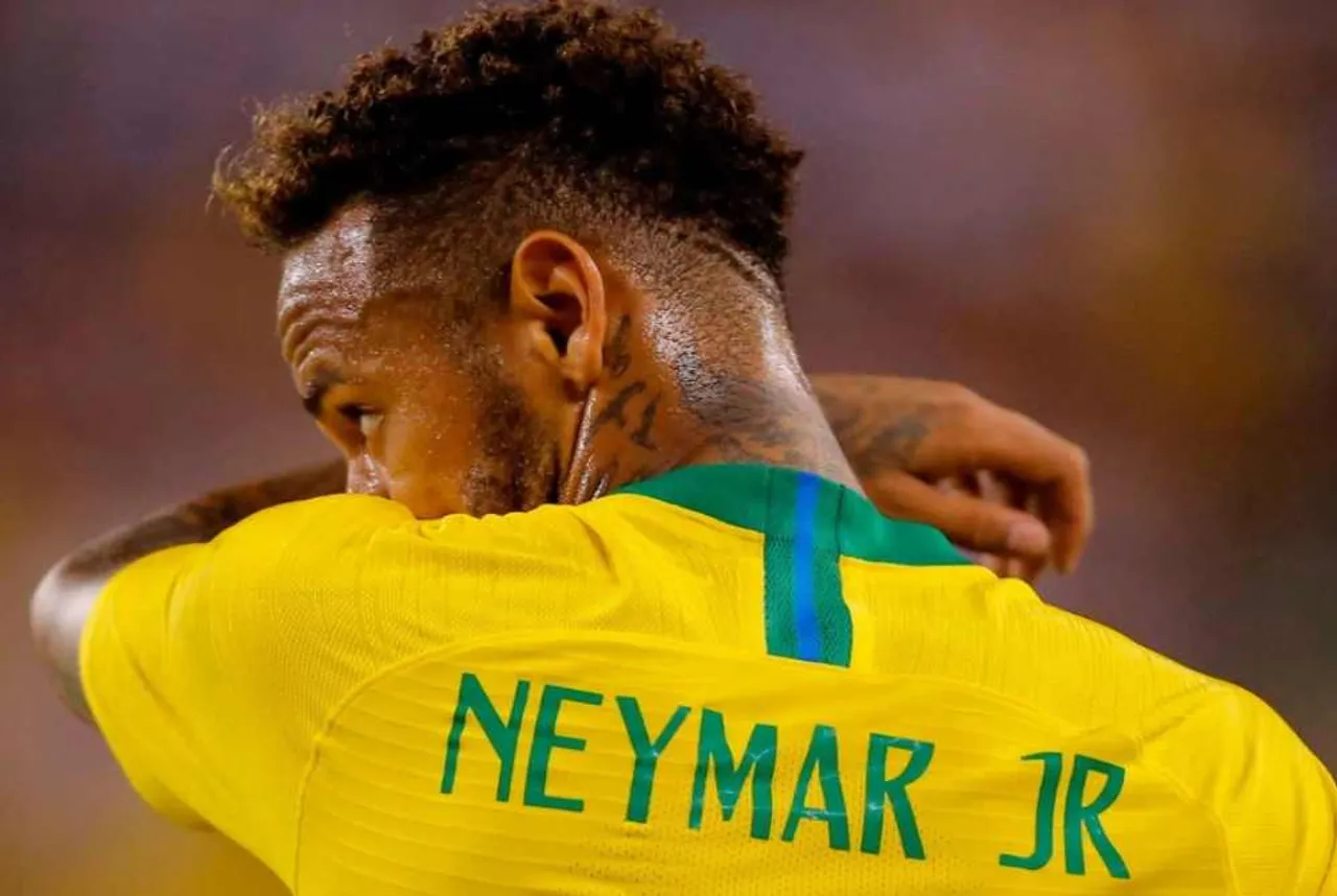 Neymar leaves Brazil training with knee pain
