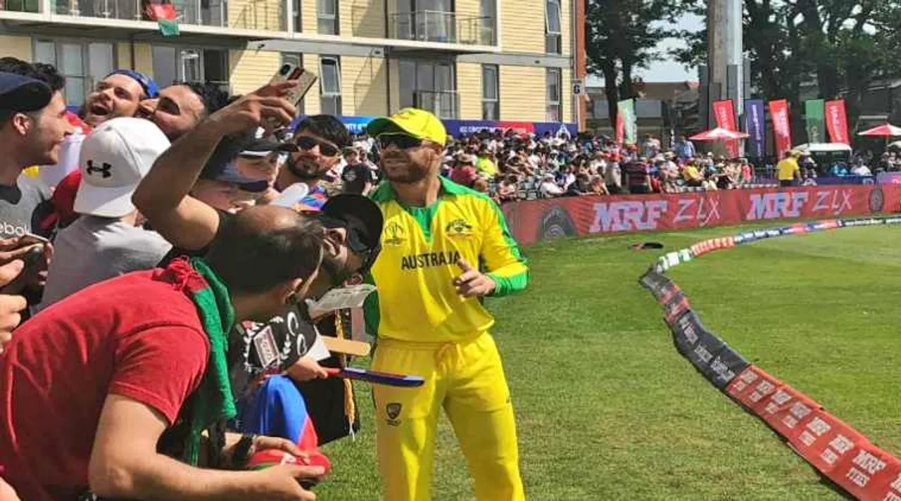 Amid boos, David Warner obliges for autographs, selfies during Afghanistan clash