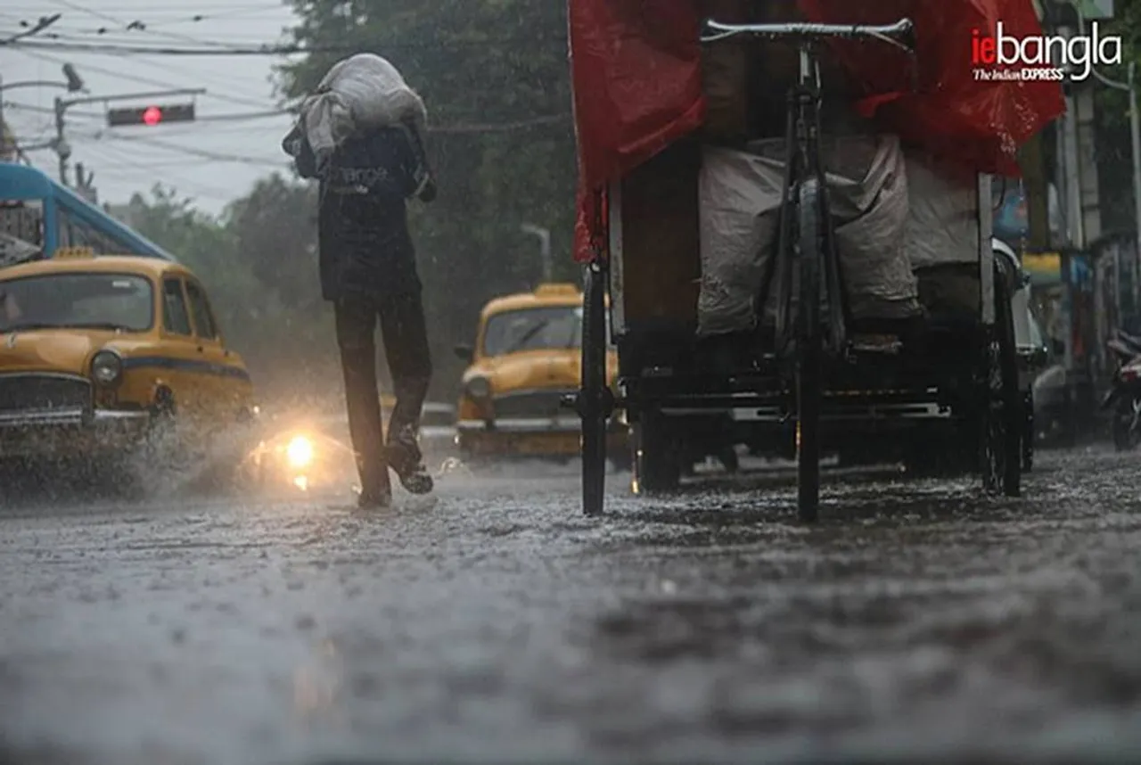kolkata: due to rain cars stucked