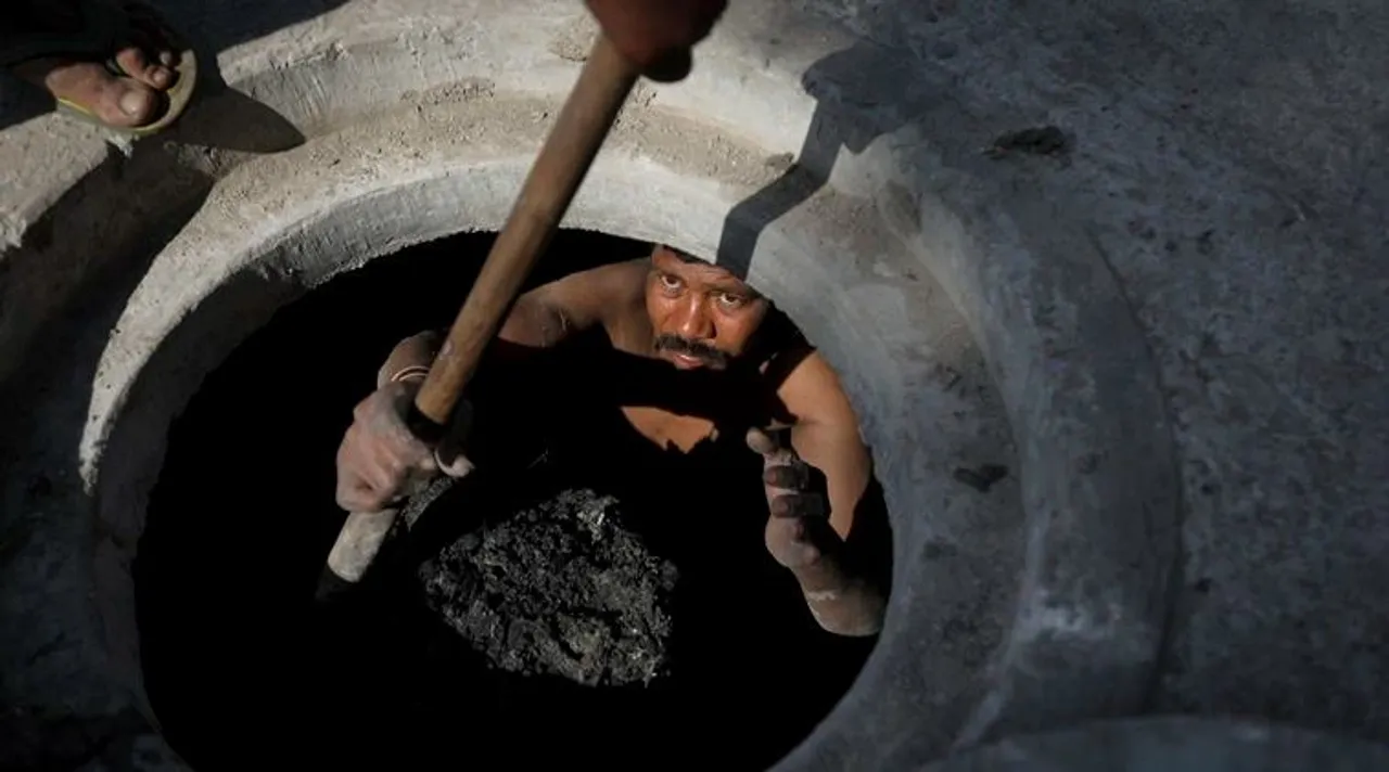 manual scavenging, ম্যানহোল সাফাই, ম্যানহোল সাফাইকর্মী, সাফাই কর্মী, supreme court on manual scavenging, সুপ্রিম কোর্ট, protective gear for scavengers, indian express bangla, ইন্ডিয়ান এক্সপ্রেস বাংলা