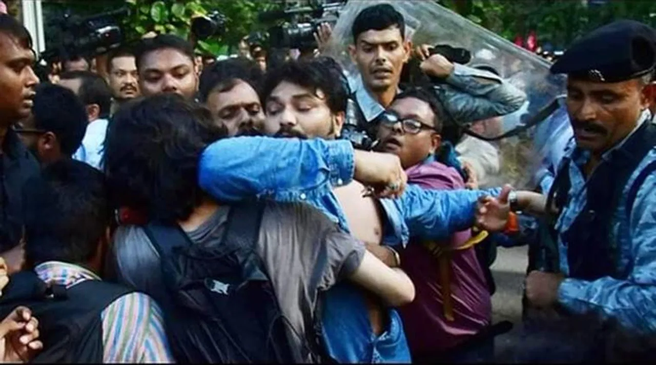 Babul Supiyo, বাবুল সুপ্রিয়, বাবুল সুপ্রিয়ের খবর, Babul Supiyo news, বাবুল সুপ্রিয়কে হেনস্থা, Babul Supriyo, Babul Supriyo Heckled, Babul Supriyo manhandled, Babul Supriyo news, Babul Supriyo heckled by tmc supporters, BJP, Jadavpur University, Kolkata, sfi, tmc, West Bengal, বাবুল সুপ্রিয়কে চরম হেনস্থা, Babul Supiyo latest news, Babul Supriyo heckled , Jadavpur University, যাদবপুর বিশ্ববিদ্যালয়, Agnimitra Paul, অগ্নিমিত্রা পাল, Abvp, এবিভিপি, Kolkata, যাদবপুর বিশ্ববিদ্যালয়