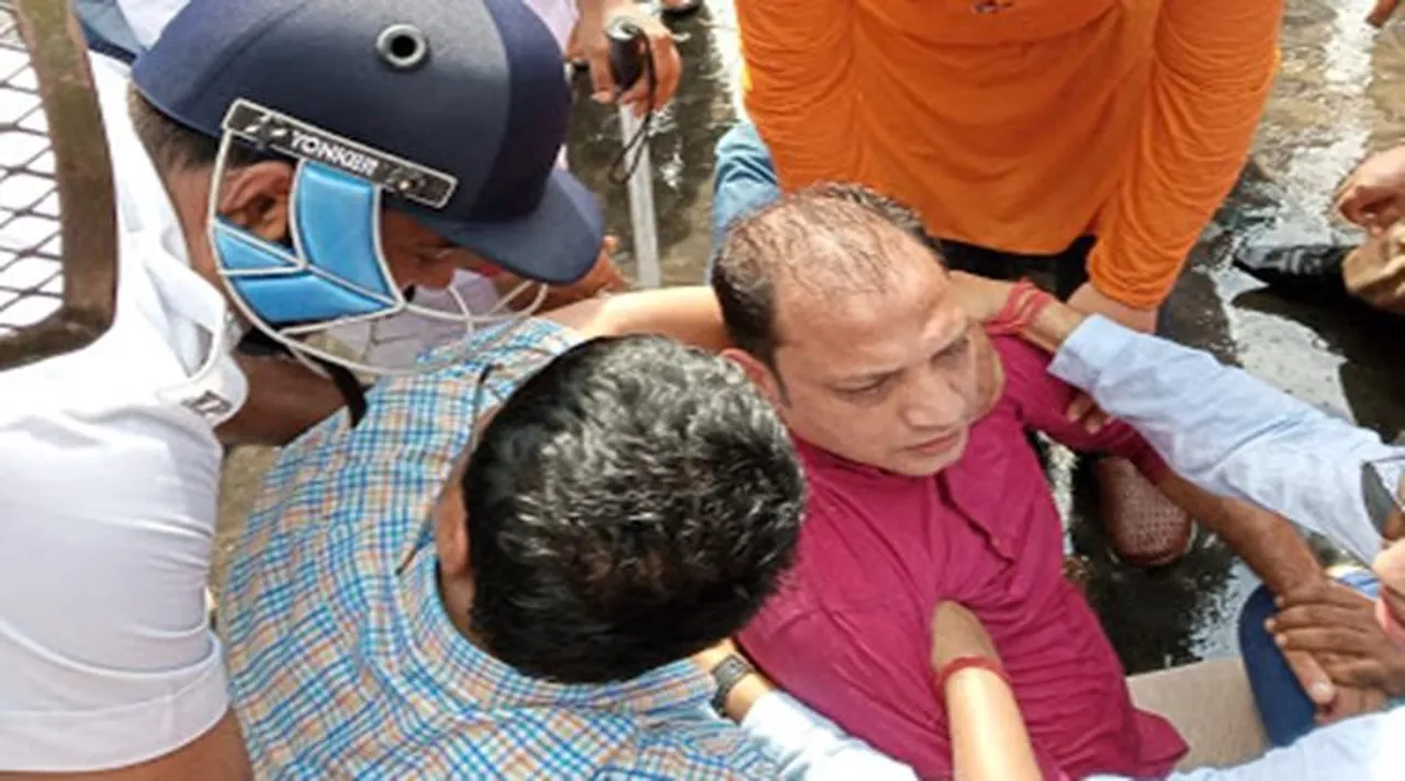 bjp, বিজেপি, BJP YUVA MORCHA, বিজেপি যুব মোর্চা, বিজেপি মিছিল, বিজেপি যুব মোর্চার মিছিল, কলকাতায় বিজেপির মিছিলে উত্তেজনা, bjp rally in kolkata, রণক্ষেত্র সেন্ট্রাল অ্যাভিনিউ, bjp yuva morcha rally, বিজেপি পুলিশ ধস্তাধস্তি, bjp agitation, central avenue, kolkata, কলকাতার খবর