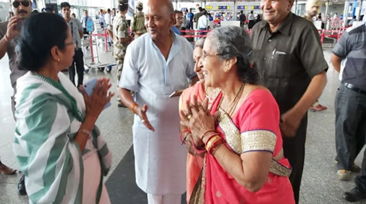 pm modi, প্রধানমন্ত্রী নরেন্দ্র মোদী, মোদীর স্ত্রী, মোদির স্ত্রী, মোদীর স্ত্রীর সঙ্গে দেখা মমতা, মোদীর স্ত্রীকে শাড়ি উপহার মমতার, মোদীর বউ, modi wife, mamata, mamata modi wife meeting, Jashodaben, যশোদাবেন, mamata banerjee, মমতা বন্দ্যোপাধ্যায়, mamata news, modi wife, modi birthday, মোদীর জন্মদিন