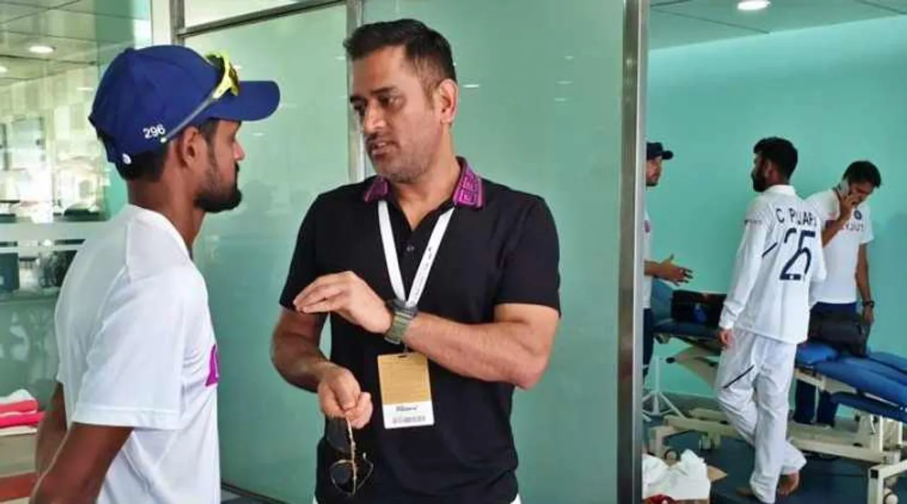 MS Dhoni joins teammates at Ranchi