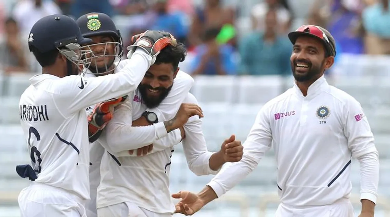 Ravindra Jadeja with team mates