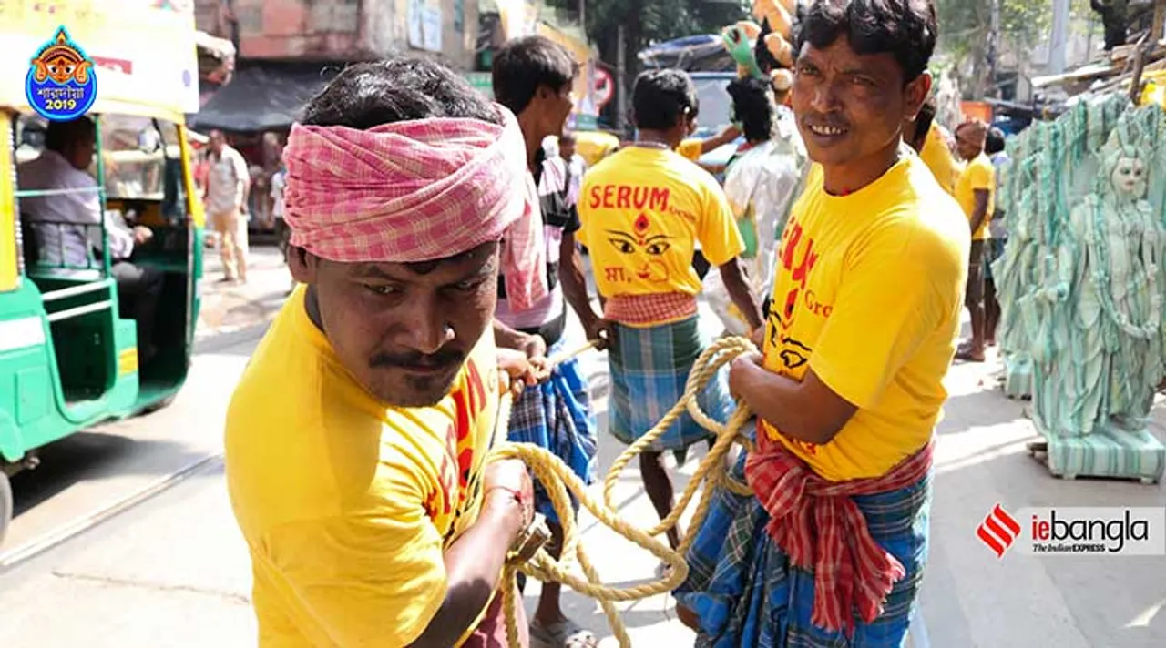 দুর্গাপুজা, Durga puja, বাঙ্গালির দুর্গাপূজা, Bengali Durga puja, কলকাতা, Kolkata, North Kolkata, মধ্য কলকাতা, Kolkata's puja, pathuriaghata, বনেদি বাড়ি, Bonedi bari, বনেদি বাড়ি দুর্গা পুজা, Gandhi, গান্ধী, Ramkrishna, রামকৃষ্ণ, Kumortuli to Pujo Pandals, শ্রমিক, The workers, দিনমজুর, daily labourers, দুর্গাপূজা ২০১৯, Durga puja 2019