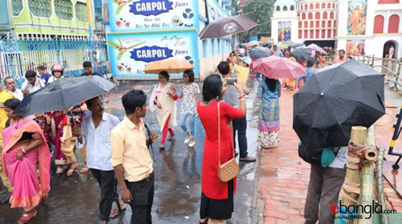 অষ্টমীতেও বৃষ্টির ভ্রুকুটি কলকাতা সহ দক্ষিণবঙ্গে
