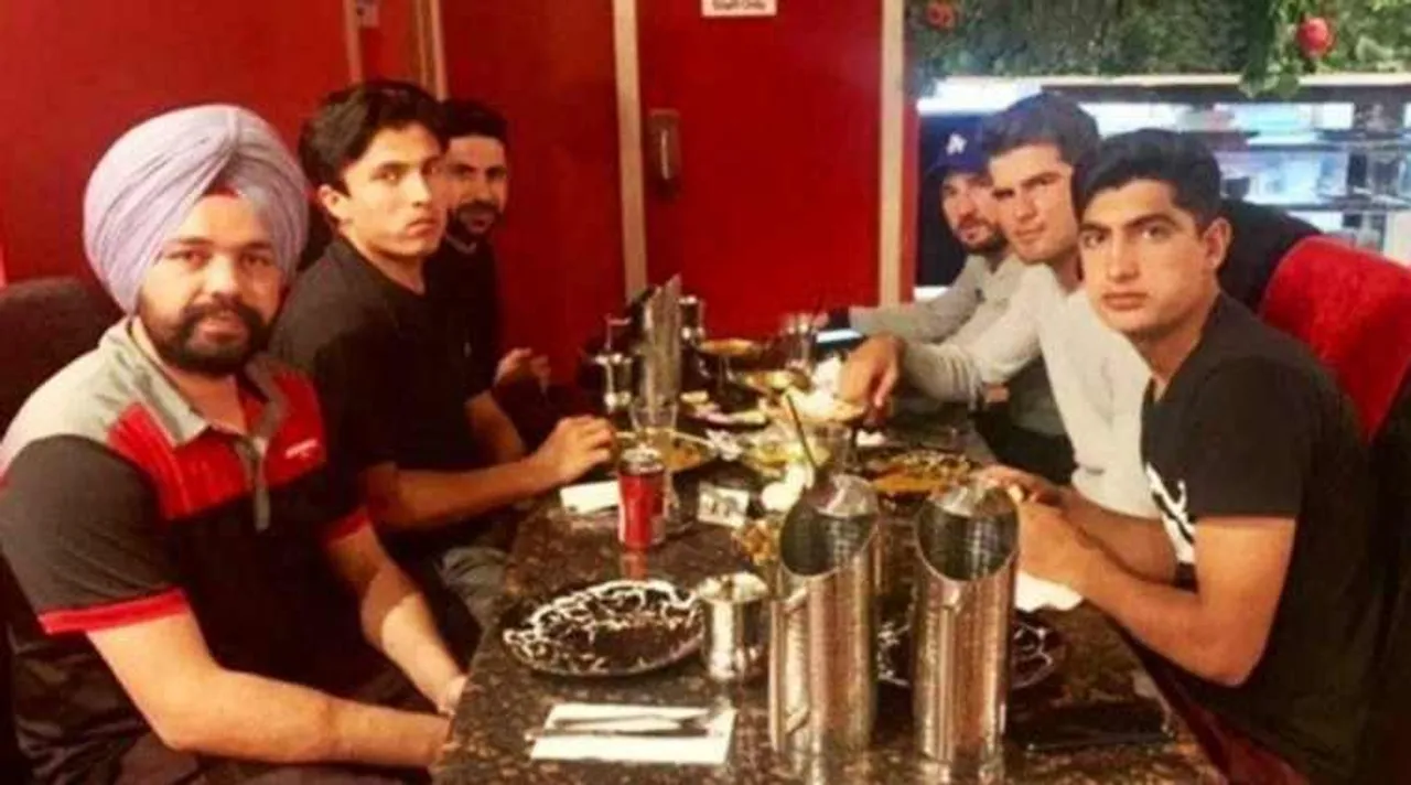Pakistan cricketers take Indian cab driver to dinner
