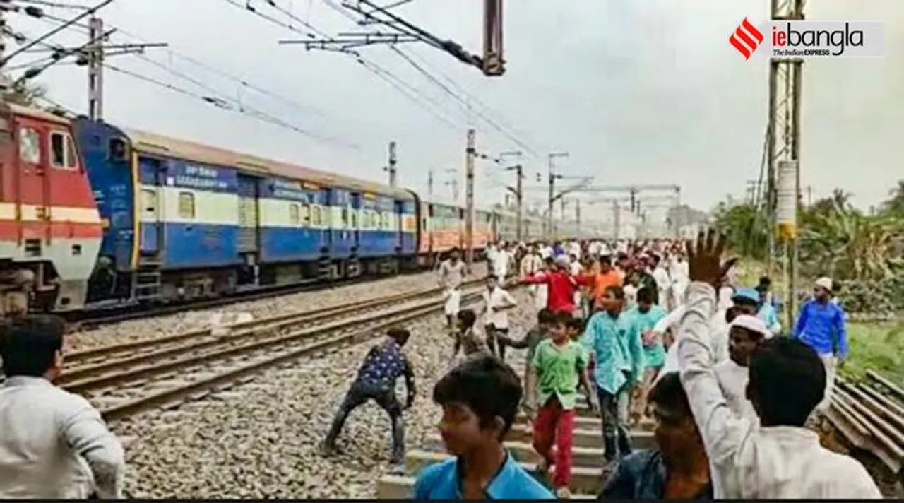 Rail Roko in Uluberia, উলুবেড়িয়ায় রেল অবরোধ, হাওড়া খড়গপুর শাখায় রেল অবরোধ, uluberia, উলুবেড়িয়া, howrah-kharagpur ection, south easter railway, দক্ষিণ-পূর্ব শাখা, bendanga, বেলডাঙা, মুর্শিদাবাদ, murshidabad, cab, নাগরিকত্ব সংশোধনী বিল, এনআরসি, nrc, ক্যাব