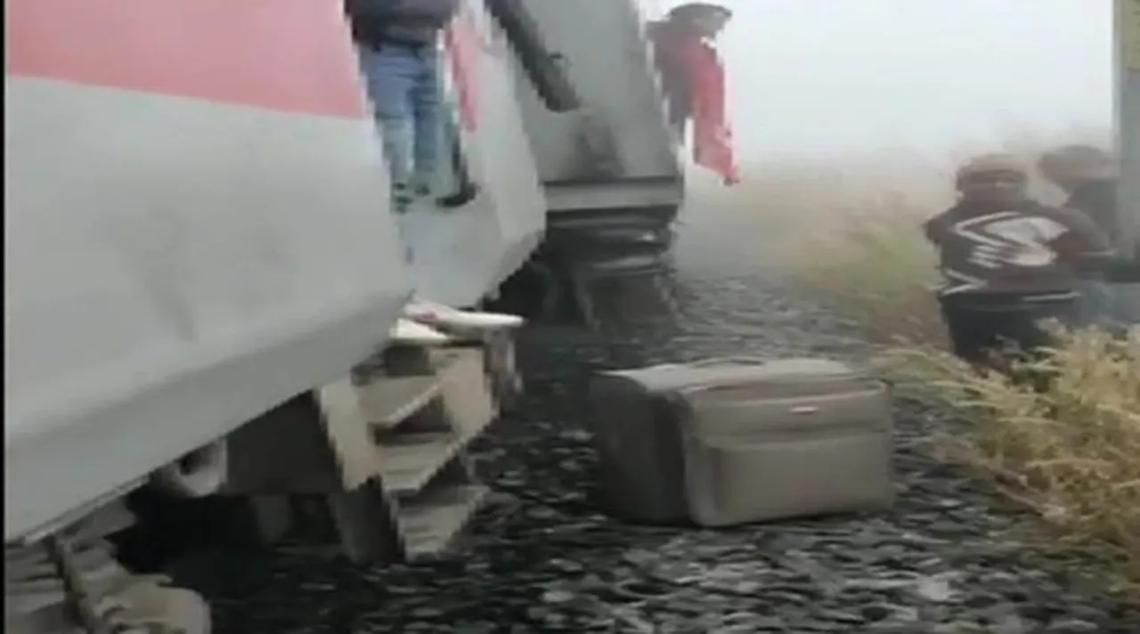 Lokmanya Tilak Express derail near Cuttack